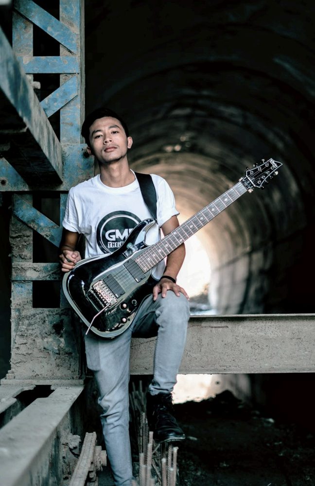 Kabung Gondaimei with his guitar in a tunnel