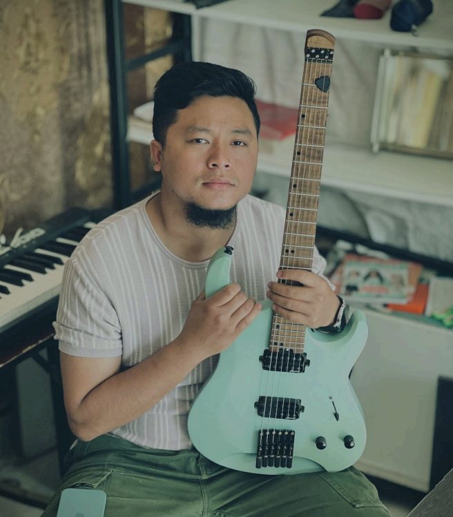 Kabung Gondaimei with a green guitar